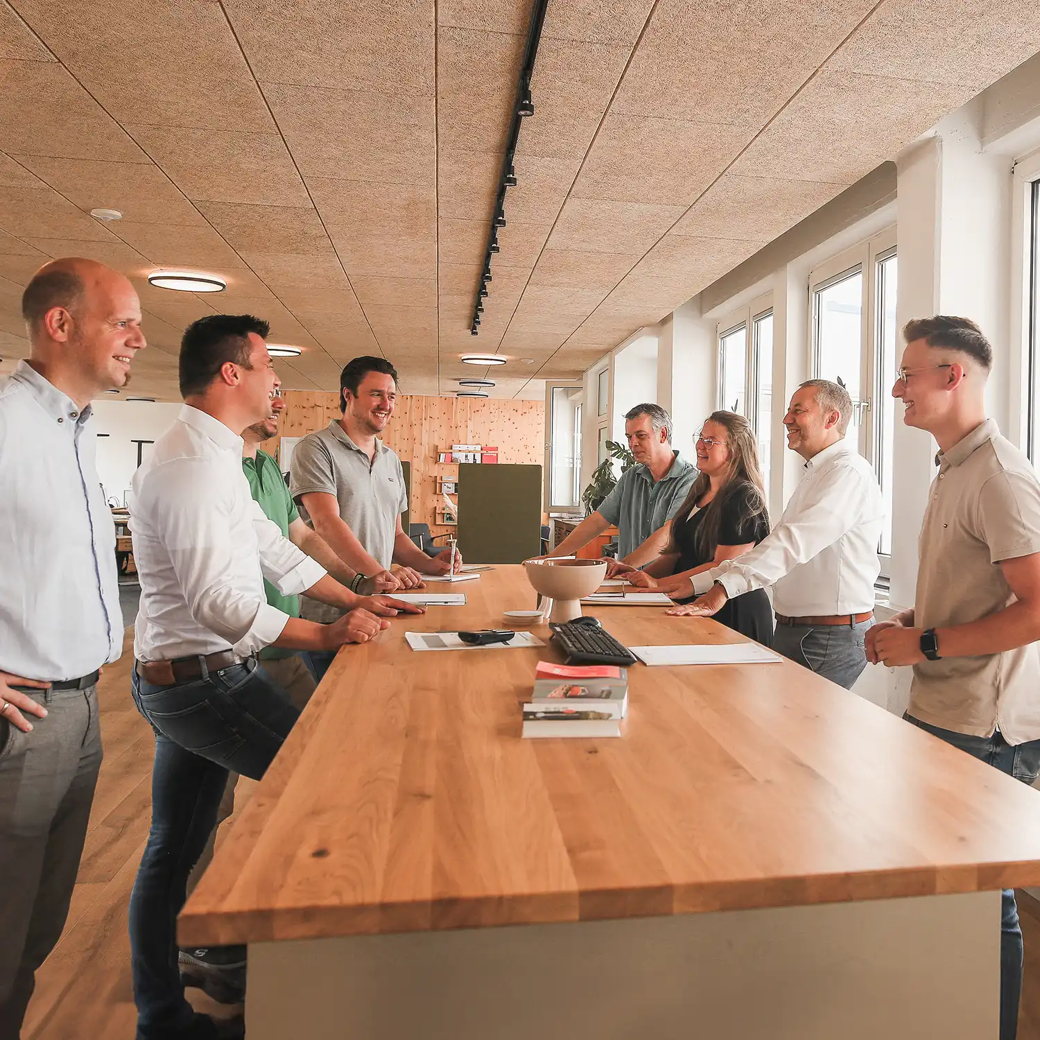 Teambesprechung am langen Tisch bei BasseDruck