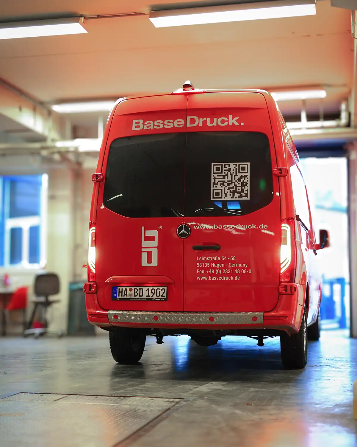 Roter Transporter von BasseDruck in der Verladehalle
