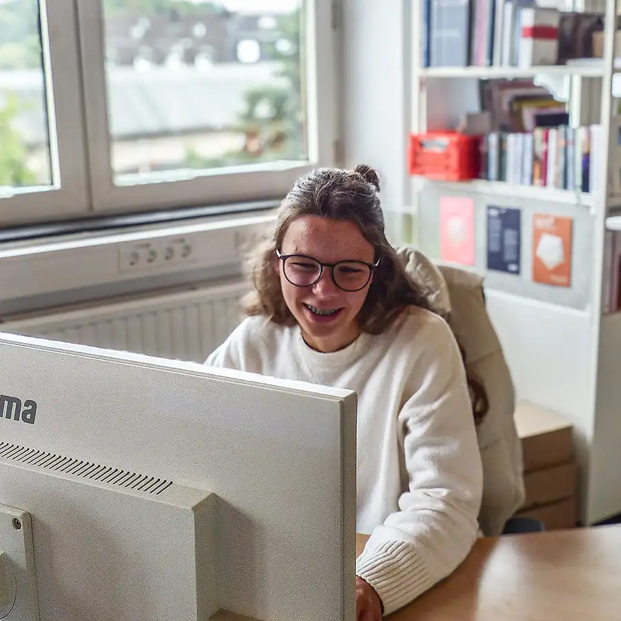Porträt von Lorena Schake, Auszubildende Druckvorstufe und Kreation bei BasseDruck